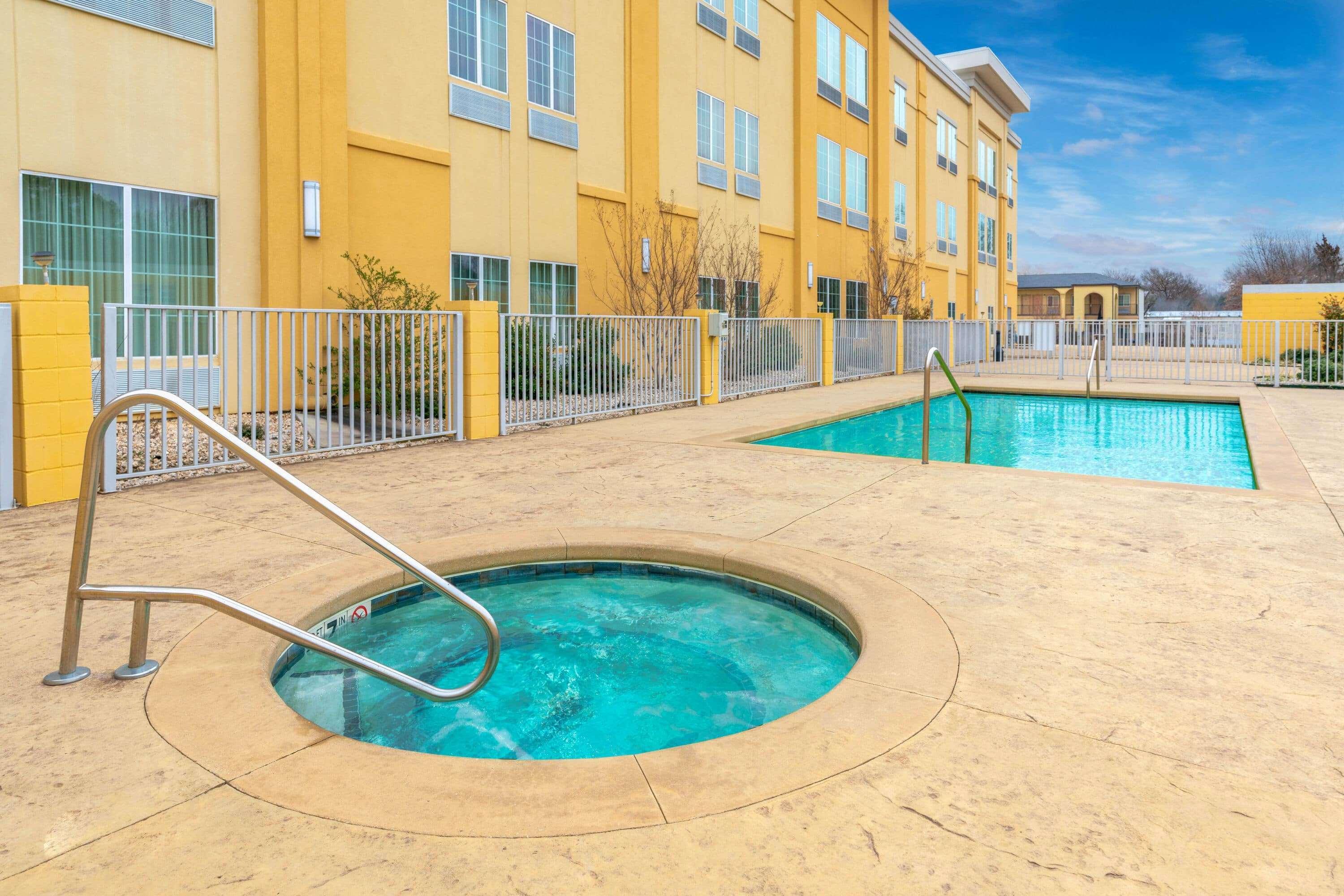 La Quinta By Wyndham Muskogee Hotel Exterior photo